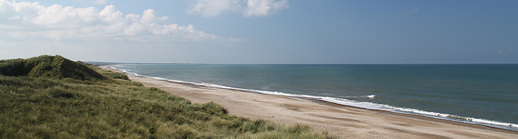 Die Küste, südlich von Hanstholm, mit Badestrand und Dünen Die Küste, südlich von Hanstholm, mit Badestrand und Dünen