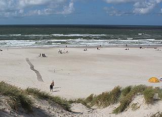 En sommardag på den härliga badstranden i Henne Strand En sommardag på den härliga badstranden i Henne Strand