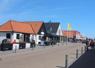 Huvudgatan i Henne Strand med restauranger och affärer Huvudgatan i Henne Strand med restauranger och affärer
