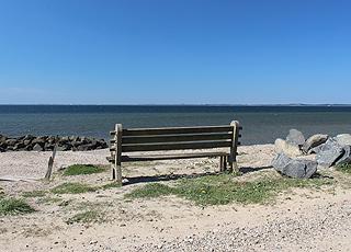 Aussichtsbank am Strand vom Urlaubsgebiet Hostrup Aussichtsbank am Strand vom Urlaubsgebiet Hostrup