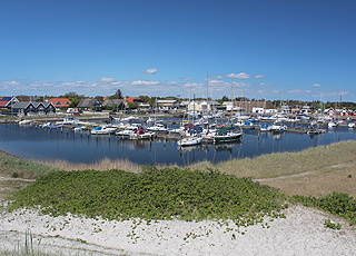 Der gemütliche Hafen mit Segel- und Fischerbooten hinter den Dünen in Hou Der gemütliche Hafen mit Segel- und Fischerbooten hinter den Dünen in Hou