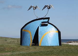 Windharfenskulptur, die aus Teilen abgewrackter Fischkutter erstellt ist, am Nordstrand von Hou Windharfenskulptur, die aus Teilen abgewrackter Fischkutter erstellt ist, am Nordstrand von Hou