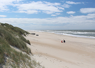 Der Strand in Houvig ist ein breiter Sandstrand mit flachen Bunkern und hohen Dünen Der Strand in Houvig ist ein breiter Sandstrand mit flachen Bunkern und hohen Dünen