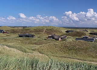 Die Ferienhäuser in Houvig liegen in der naturschönen und hügeligen Dünenlandschaft hinter dem Strand Die Ferienhäuser in Houvig liegen in der naturschönen und hügeligen Dünenlandschaft hinter dem Strand