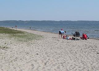 Familj på sandstranden i fritidsområdet Hvidbjerg Familj på sandstranden i fritidsområdet Hvidbjerg