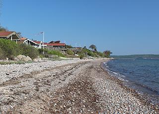 Sommarstugor längs kusten i fritidsområdet Hvidbjerg Sommarstugor längs kusten i fritidsområdet Hvidbjerg