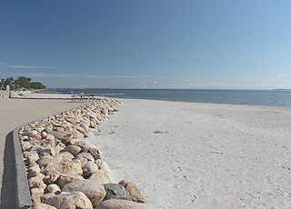Sandbjerg Vig er en dejlig, bred sandstrand i Juelsmindes nordlige del Sandbjerg Vig er en dejlig, bred sandstrand i Juelsmindes nordlige del
