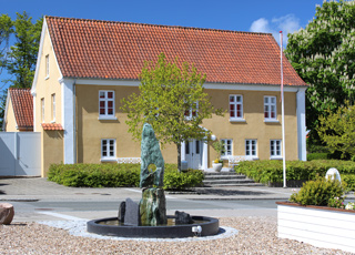 Skulptur og tinghus i byen Vestervig, tæt ved sommerhusområdet Skulptur og tinghus i byen Vestervig, tæt ved sommerhusområdet