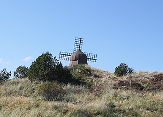 Hügeliges Dünengebiet und eine alte Windmühle bei Kandestederne Hügeliges Dünengebiet und eine alte Windmühle bei Kandestederne