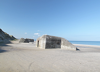 Sandbadestrand mit Bunkern bei Kandestederne Sandbadestrand mit Bunkern bei Kandestederne