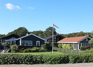 Sommerhuse langs kystvejen i ferieområdet Kelstrup Sommerhuse langs kystvejen i ferieområdet Kelstrup