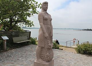 Granitstatuen Amanda ved Langebro i Kerteminde er byens vartegn Granitstatuen Amanda ved Langebro i Kerteminde er byens vartegn