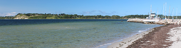 Stranden med det klare badevand ved siden af lystbådehavnen i Kulhuse Stranden med det klare badevand ved siden af lystbådehavnen i Kulhuse