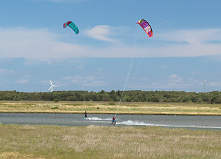 Kite surfers between the holiday home area Vesterø Syd and the island Stokken on Læsø Kite surfers between the holiday home area Vesterø Syd and the island Stokken on Læsø