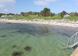 Aussicht auf die Ferienhäuser hinter dem Strand im Urlaubsgebiet Langø auf Nordfünen Aussicht auf die Ferienhäuser hinter dem Strand im Urlaubsgebiet Langø auf Nordfünen