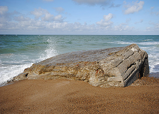 Rest af bunker i vandkanten ved Lild Strand Rest af bunker i vandkanten ved Lild Strand
