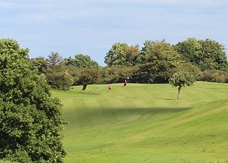 Aabenraa Golfklubs fine og velplejede golfbane ligger meget tæt på ferieområdet Løjt Aabenraa Golfklubs fine og velplejede golfbane ligger meget tæt på ferieområdet Løjt