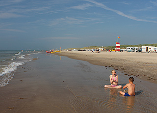 Børn i strandkanten på Løkken Strand Børn i strandkanten på Løkken Strand