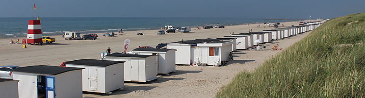 Sommerdag på Løkken Strand med livreddertårn og de karakteristiske badehuse Sommerdag på Løkken Strand med livreddertårn og de karakteristiske badehuse
