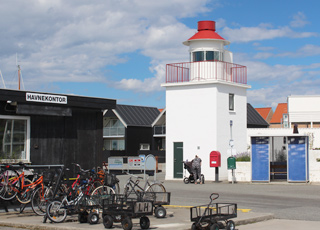Kleiner Leuchtturm am Hafen im Urlaubsgebiet Lohals Kleiner Leuchtturm am Hafen im Urlaubsgebiet Lohals