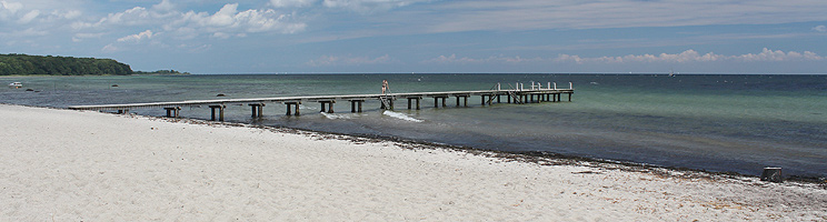 Lang badebro ved den dejlige badestrand i Lundeborg Lang badebro ved den dejlige badestrand i Lundeborg