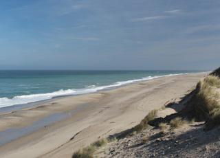 Aussicht über den breiten Sandstrand an der Nordsee in Lyngby, Thy Aussicht über den breiten Sandstrand an der Nordsee in Lyngby, Thy