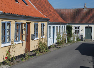 Charmerende gader med gamle huse og stokroser i centrum af Marstal Charmerende gader med gamle huse og stokroser i centrum af Marstal