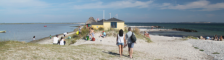 Den hyggelige tange, Eriks Hale, med strandhuse og dejlige strande i Marstal på Ærø Den hyggelige tange, Eriks Hale, med strandhuse og dejlige strande i Marstal på Ærø