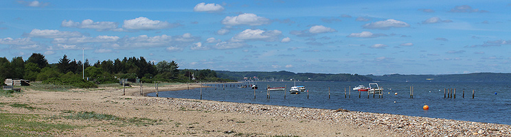Små både på vandet ud for badestranden i sommerhusområdet Mørkholt Små både på vandet ud for badestranden i sommerhusområdet Mørkholt