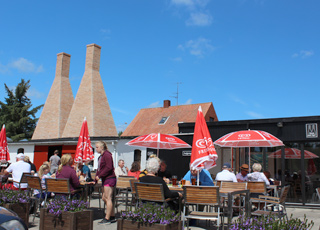 Ein Sommertag im Restaurant bei der Räucherei Nexø Røgeri Ein Sommertag im Restaurant bei der Räucherei Nexø Røgeri