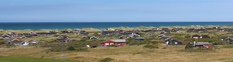 Sommarstugor i grönområdena bak de höga sanddynerna vid Nörlev Strand Sommarstugor i grönområdena bak de höga sanddynerna vid Nörlev Strand