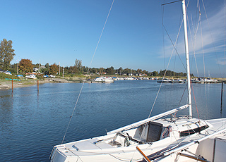 Sommerhuse langs kysten ud mod den hyggelige havn i Norsminde Sommerhuse langs kysten ud mod den hyggelige havn i Norsminde