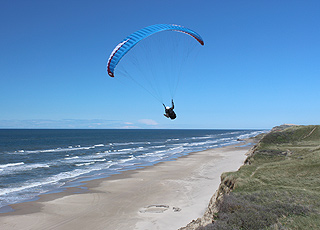 Paraglider over stranden og klinten i Nr. Lyngby Paraglider over stranden og klinten i Nr. Lyngby