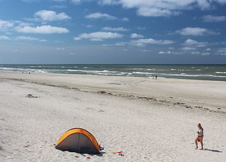 Ein Sommertag mit Badegästen am Strand von Nr. Lyngvig Ein Sommertag mit Badegästen am Strand von Nr. Lyngvig