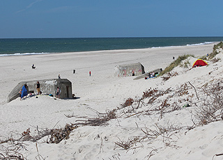 Rester af Atlantvolden ligger langs med klitterne på Nymindegab Strand Rester af Atlantvolden ligger langs med klitterne på Nymindegab Strand