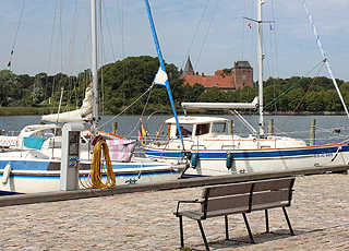 Fra havnen i Nysted har dere utsikt til middelalderborgen Aalholm Slot Fra havnen i Nysted har dere utsikt til middelalderborgen Aalholm Slot