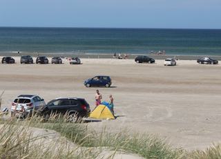Badegäste am Strand und im Wasser bei Rødhus Strand Badegäste am Strand und im Wasser bei Rødhus Strand