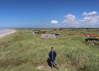 Ferienhäuser in der grünen und hügeligen Landschaft hinter dem Strand von Rødhus Ferienhäuser in der grünen und hügeligen Landschaft hinter dem Strand von Rødhus
