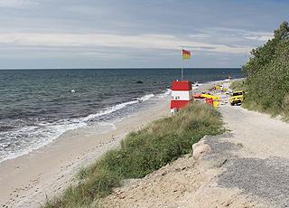 Rettungsschwimmerturm am Antoinette Strand, der in einem Naturgebiet im nördlichen Teil von Rønne gelegen ist Rettungsschwimmerturm am Antoinette Strand, der in einem Naturgebiet im nördlichen Teil von Rønne gelegen ist