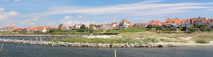 Häuser hinter dem schönen Sandstrand, Nørrekås Strand, am großen Jachthafen von Rønne - mitten in Rønne Häuser hinter dem schönen Sandstrand, Nørrekås Strand, am großen Jachthafen von Rønne - mitten in Rønne