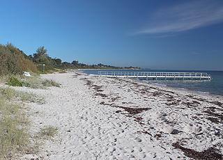 Fin og børnevenlig sandstrand med lang badebro i Rude Strand Fin og børnevenlig sandstrand med lang badebro i Rude Strand
