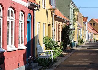 En af de charmerende gader med farvestrålende huse i centrum af Rudkøbing En af de charmerende gader med farvestrålende huse i centrum af Rudkøbing