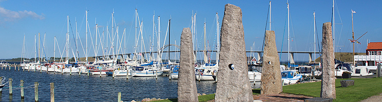 Den charmerende lystbådehavn i Rudkøbing og Langelandsbroen i baggrunden Den charmerende lystbådehavn i Rudkøbing og Langelandsbroen i baggrunden