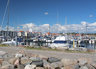 Den hyggelige lystbåthavnen i Sæby ligger tett på byens sentrum og badestrand Den hyggelige lystbåthavnen i Sæby ligger tett på byens sentrum og badestrand