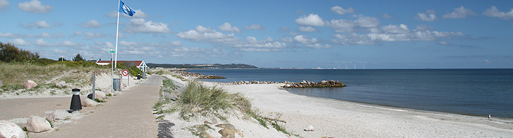 Sæbys deilige sandstrand med bølgebrytere, barnevennlig vann og Blått Flagg Sæbys deilige sandstrand med bølgebrytere, barnevennlig vann og Blått Flagg