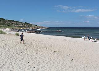 Dejlig sandstrand med badebro og børnevenligt vand i Sandvig Dejlig sandstrand med badebro og børnevenligt vand i Sandvig