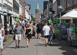 En af de hyggelige gågader med butikker og spisesteder i centrum af Silkeborg En af de hyggelige gågader med butikker og spisesteder i centrum af Silkeborg