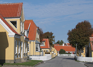 En typisk gade i Skagen Midtby med smukke, gule Skagenshuse En typisk gade i Skagen Midtby med smukke, gule Skagenshuse