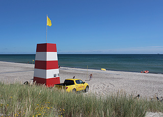 Livreddertårn på den brede sandstrand, Sønderstrand, ved Skagen Midtby Livreddertårn på den brede sandstrand, Sønderstrand, ved Skagen Midtby