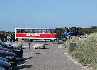 Sandormen, der kører gæster fra p-pladsen og ud til spidsen af Grenen Sandormen, der kører gæster fra p-pladsen og ud til spidsen af Grenen